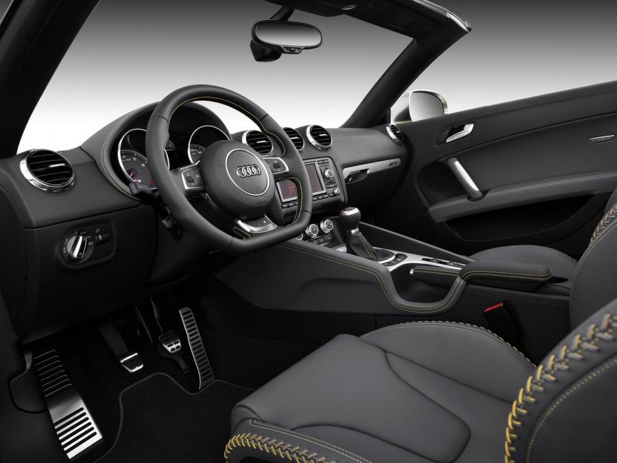 Интерьер Audi TTS Roadster Competition (8J) 2013 года  (фото 13 из 14)
